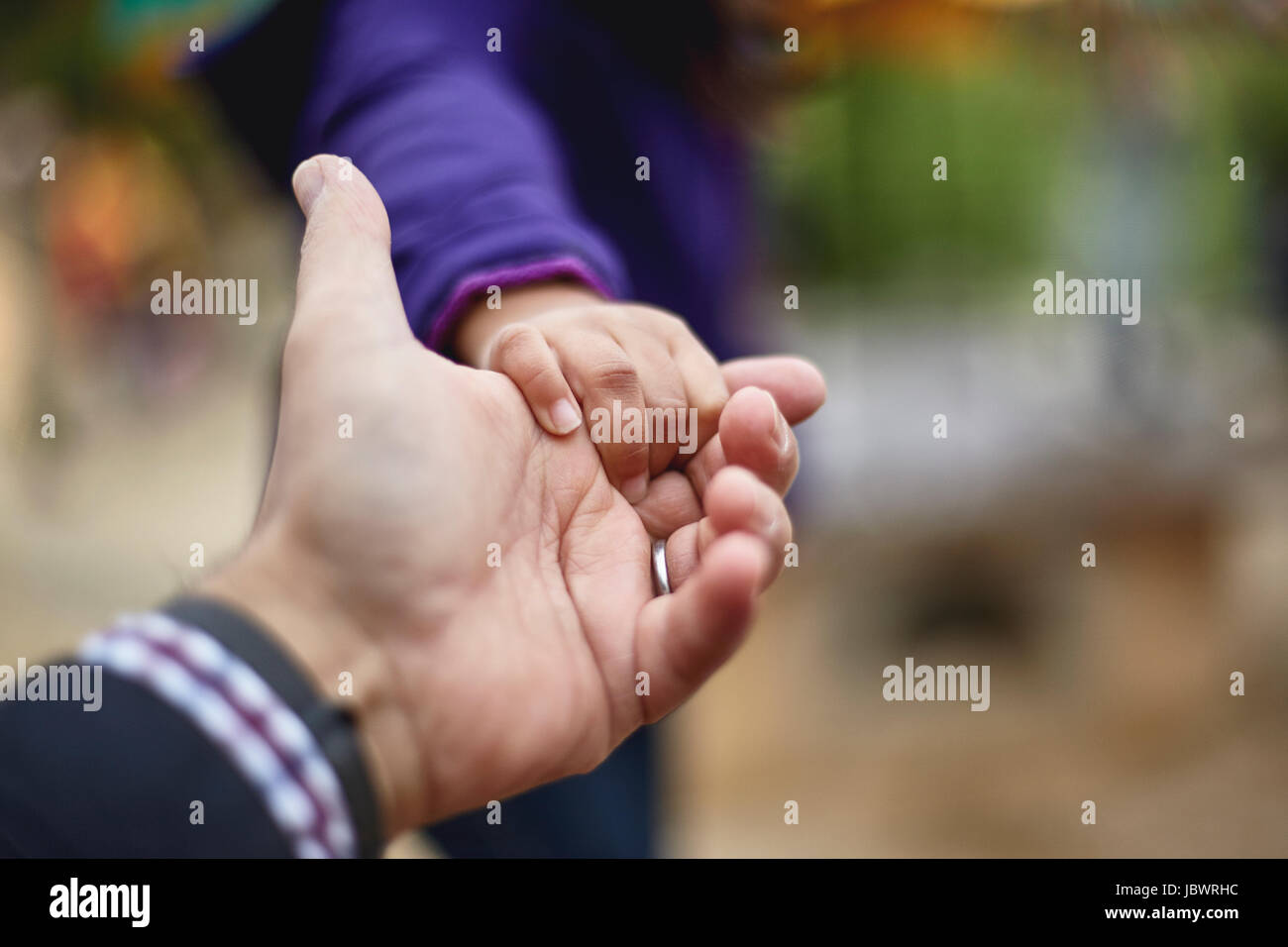 Padre e figlia Holding Hands, close-up Foto Stock