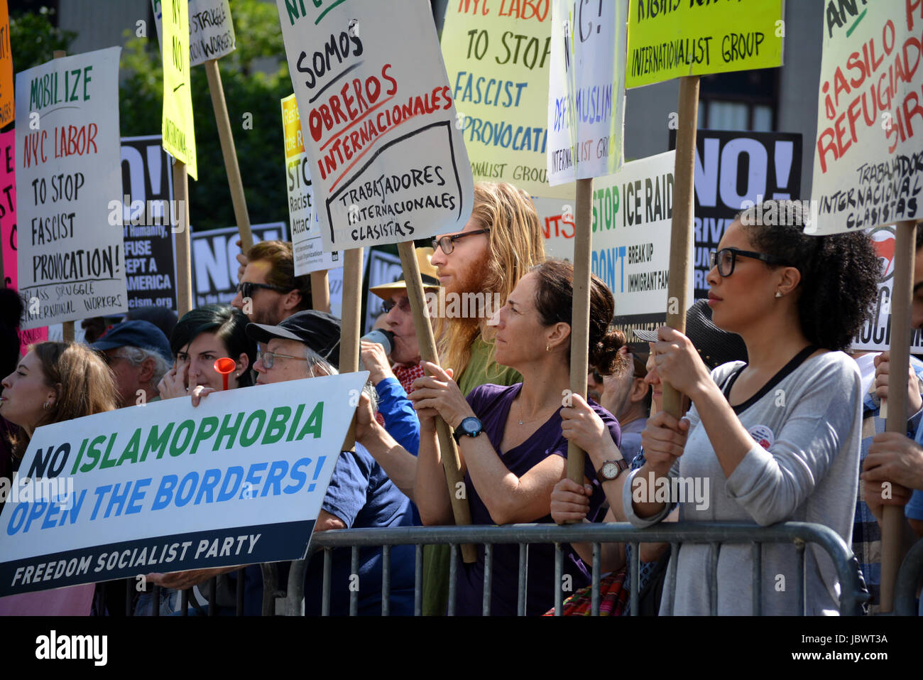 Le persone a un contatore di protesta per un anti-Sharia rally in New York City. Foto Stock