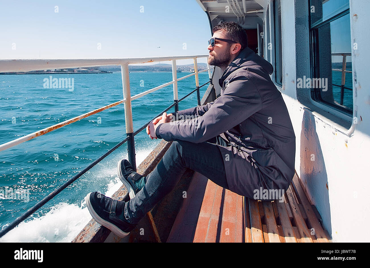 L'uomo sul traghetto che guarda lontano a vista, Istanbul, Turchia Foto Stock