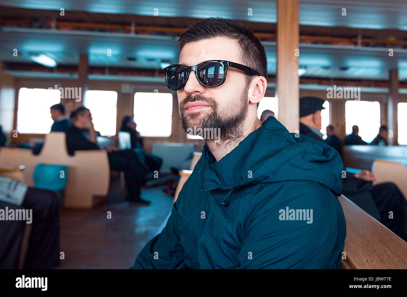 Ritratto di uomo sul traghetto indossando occhiali da sole, Istanbul, Turchia Foto Stock
