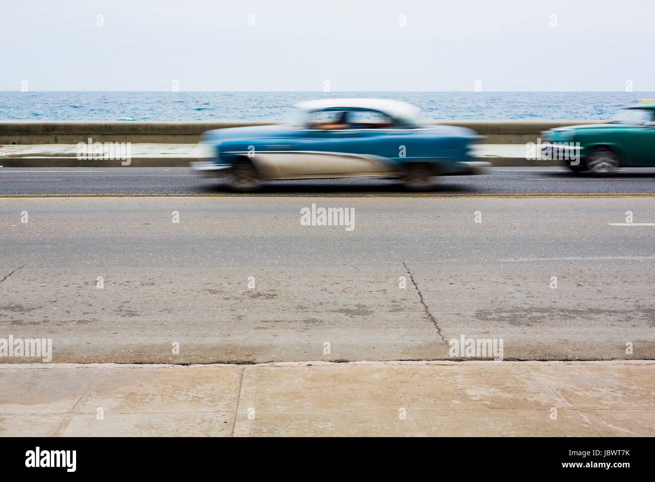 Movimento sfocate di vintage automobile, La Habana, Cuba Foto Stock