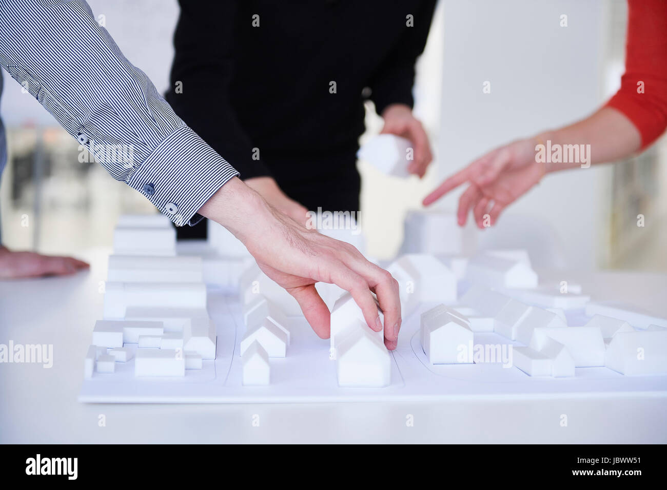I colleghi in ufficio architetto con il modello di architettura Foto Stock