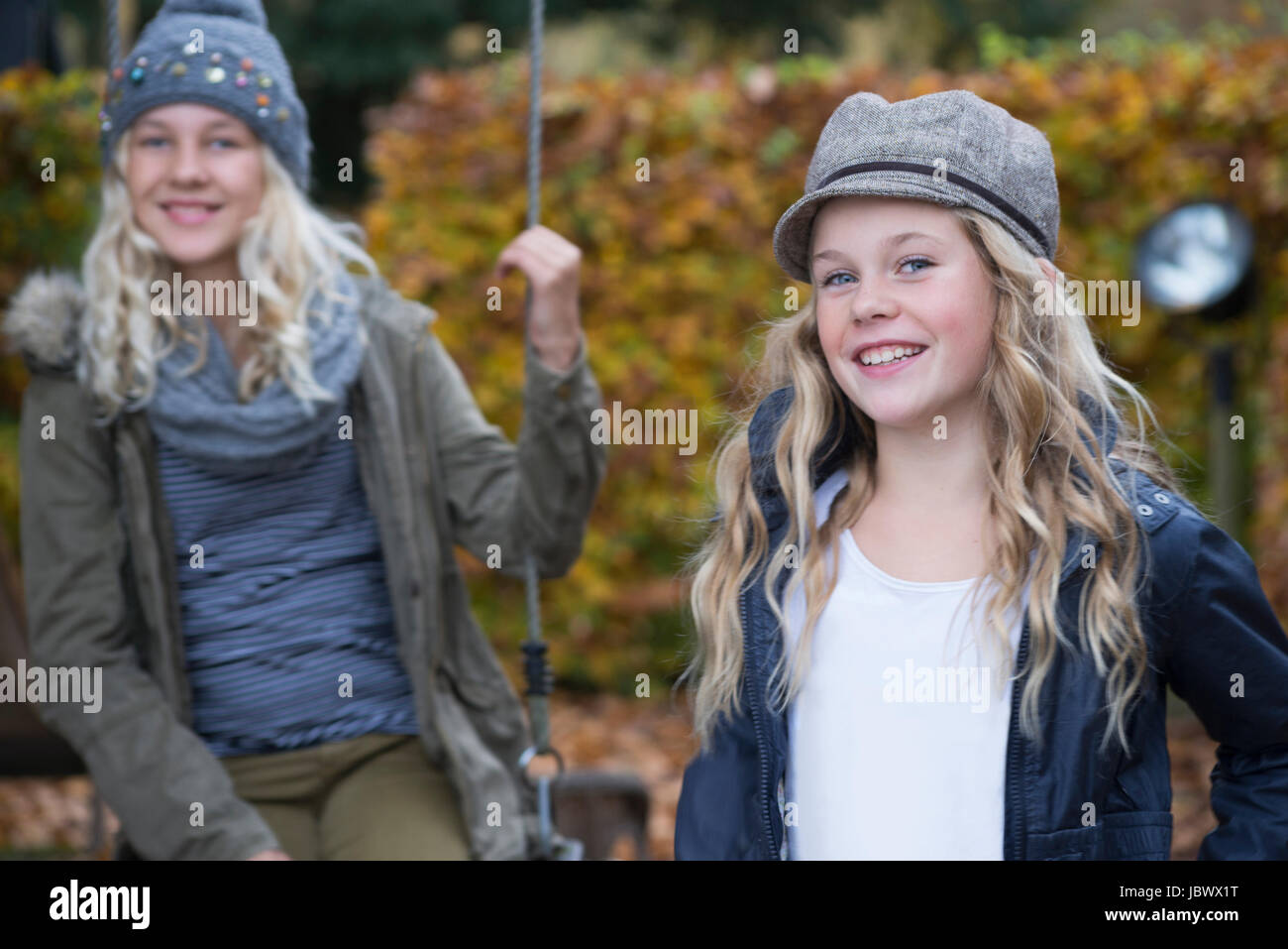 Ritratto di ragazza e sua sorella su giardino swing Foto Stock