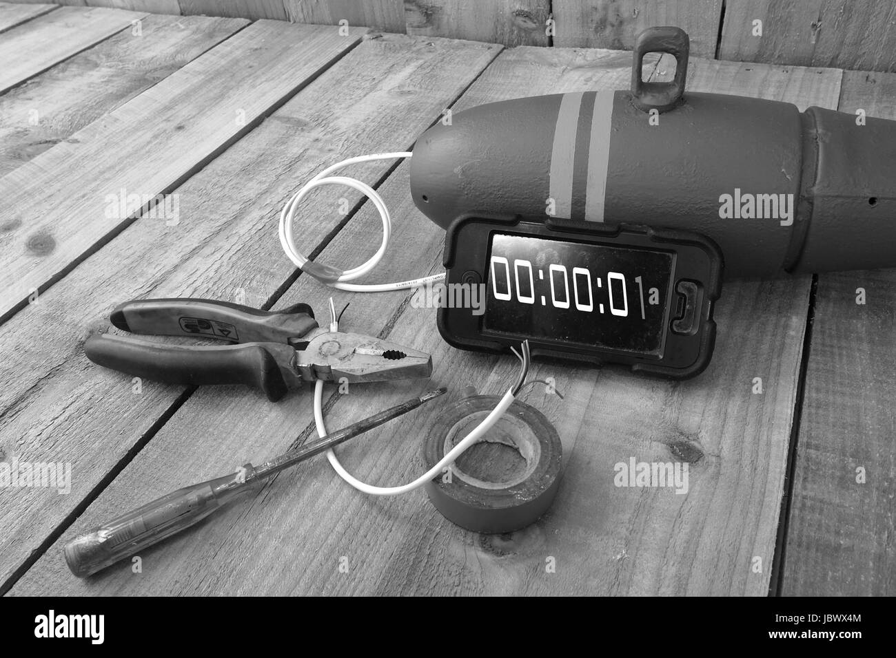 Improvvisato dispositivo esplosivo, IED, bomba cablata per telefono cellulare Foto Stock
