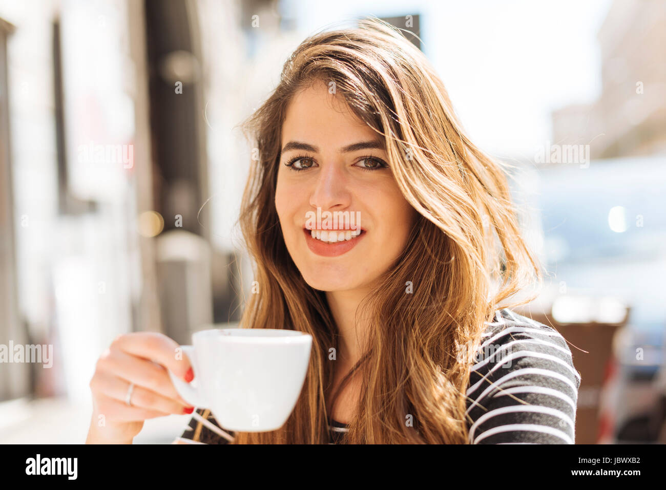 Donna godendo di caffè Foto Stock