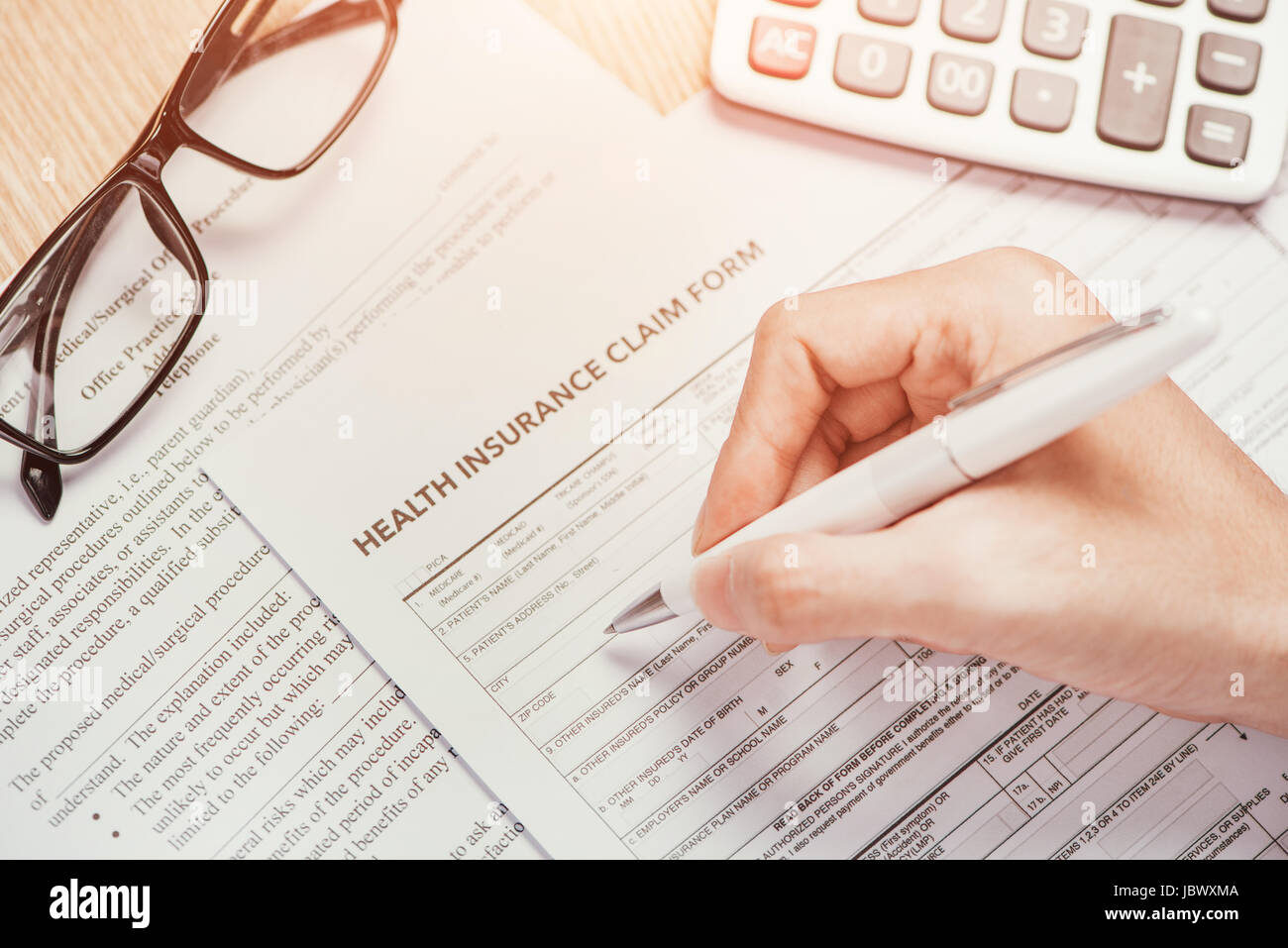 Scrive a mano le informazioni personali sulla salute assicurazioni modulo di reclamo Foto Stock