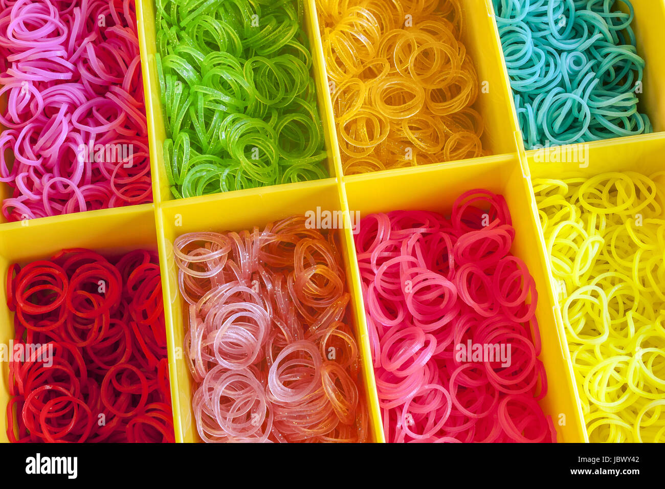 Arcobaleno colorato telaio bande di gomma in una scatola Foto Stock