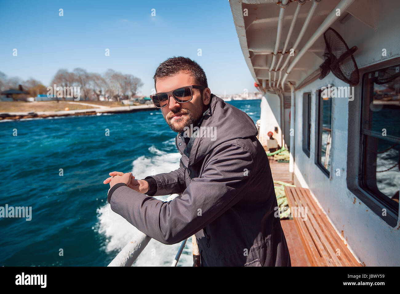 Ritratto di turista maschio sul traghetto passeggeri deck, Beyazit, Turchia Foto Stock