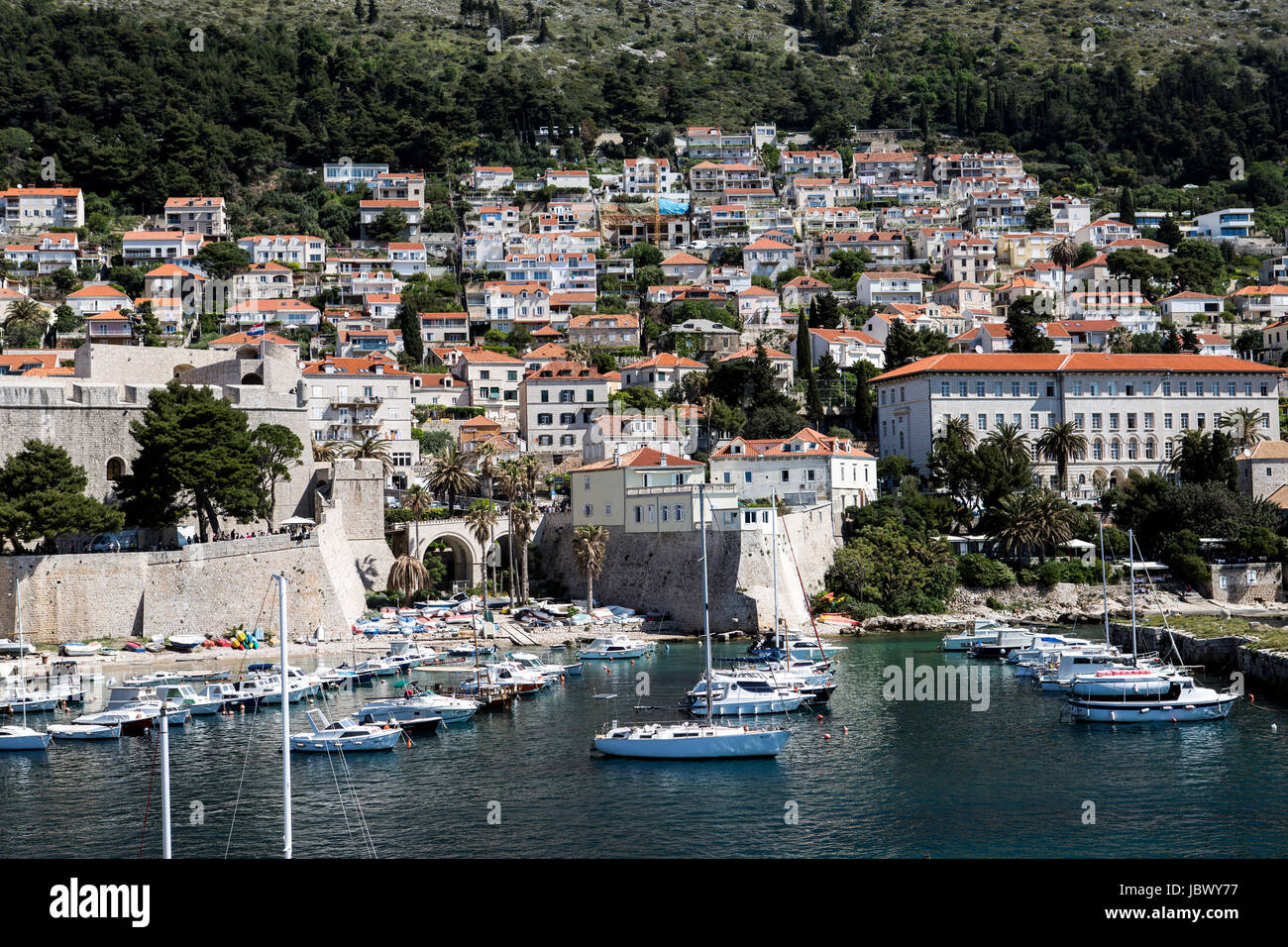Paesaggio urbano costiero con le mura della città e yacht marina, Dubrovnik, Croazia Foto Stock