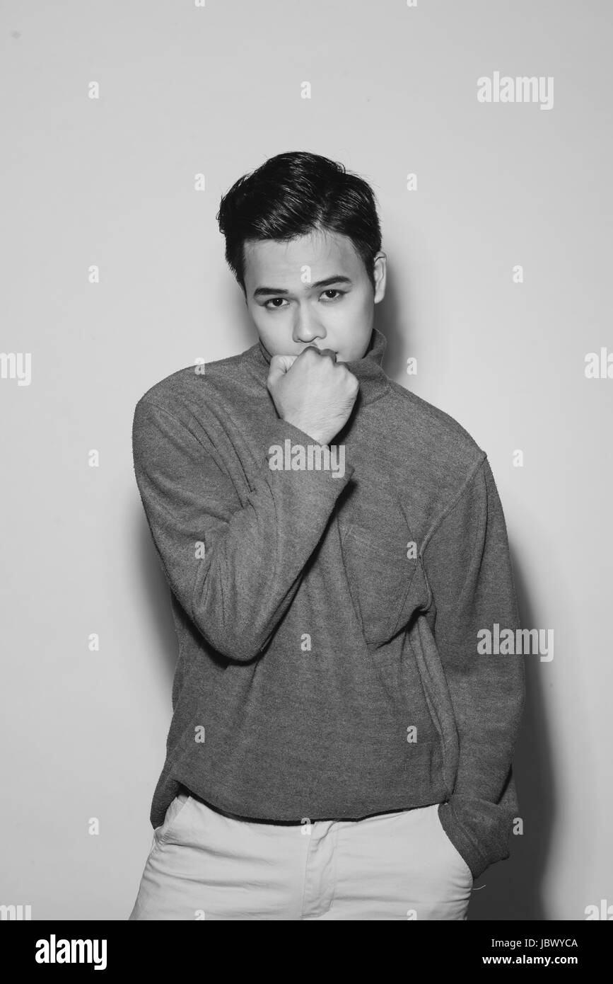 Giovane uomo asiatico il ritratto su sfondo nero Foto Stock