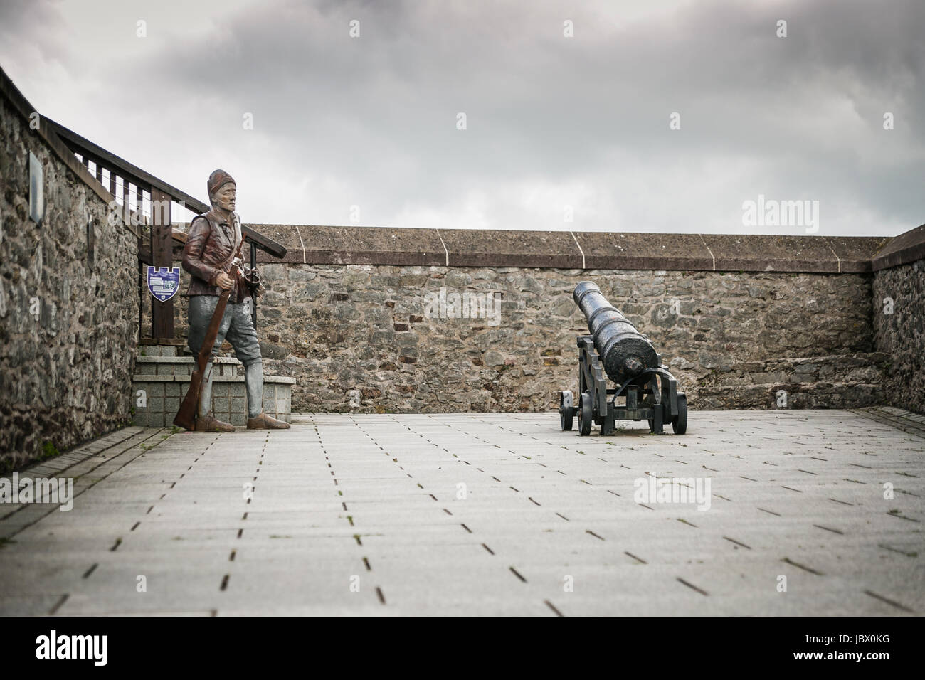 Statua di sentry e Canon, Elizabeth Fort, Cork, Irlanda Foto Stock