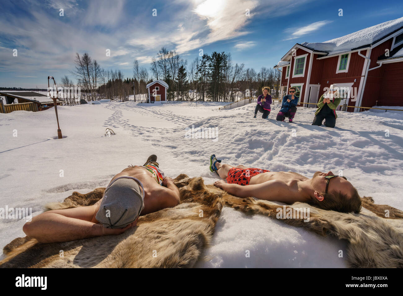 I turisti il divertimento di fotografare la gente del posto per prendere il sole. Kangos è una località situata nel comune di Pajala, Norrbotten County, Lapponia svedese. Foto Stock