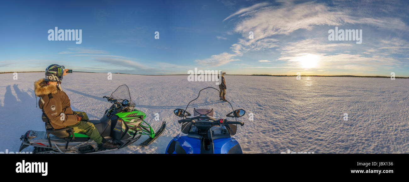 Scattare le foto del tramonto, Kangos, Lapponia, Svezia. Foto Stock