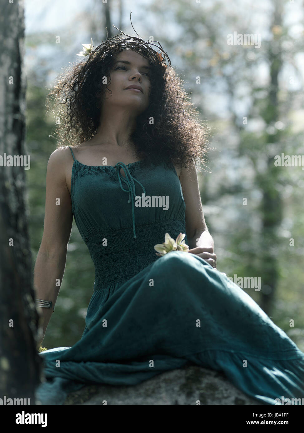 Licenza e stampe a MaximImages.com - artistico tranquillo ritratto di una bella giovane donna in un vestito verde e con una corona sulla testa Foto Stock