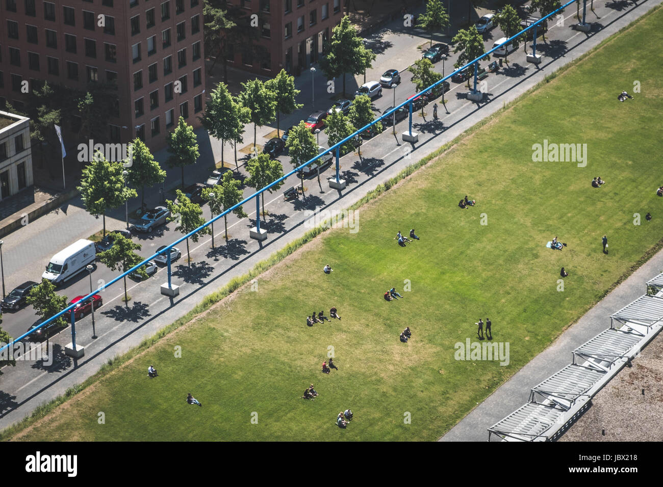 La gente sul prato in parco pubblico - Antenna della città il centro di Berlino Foto Stock