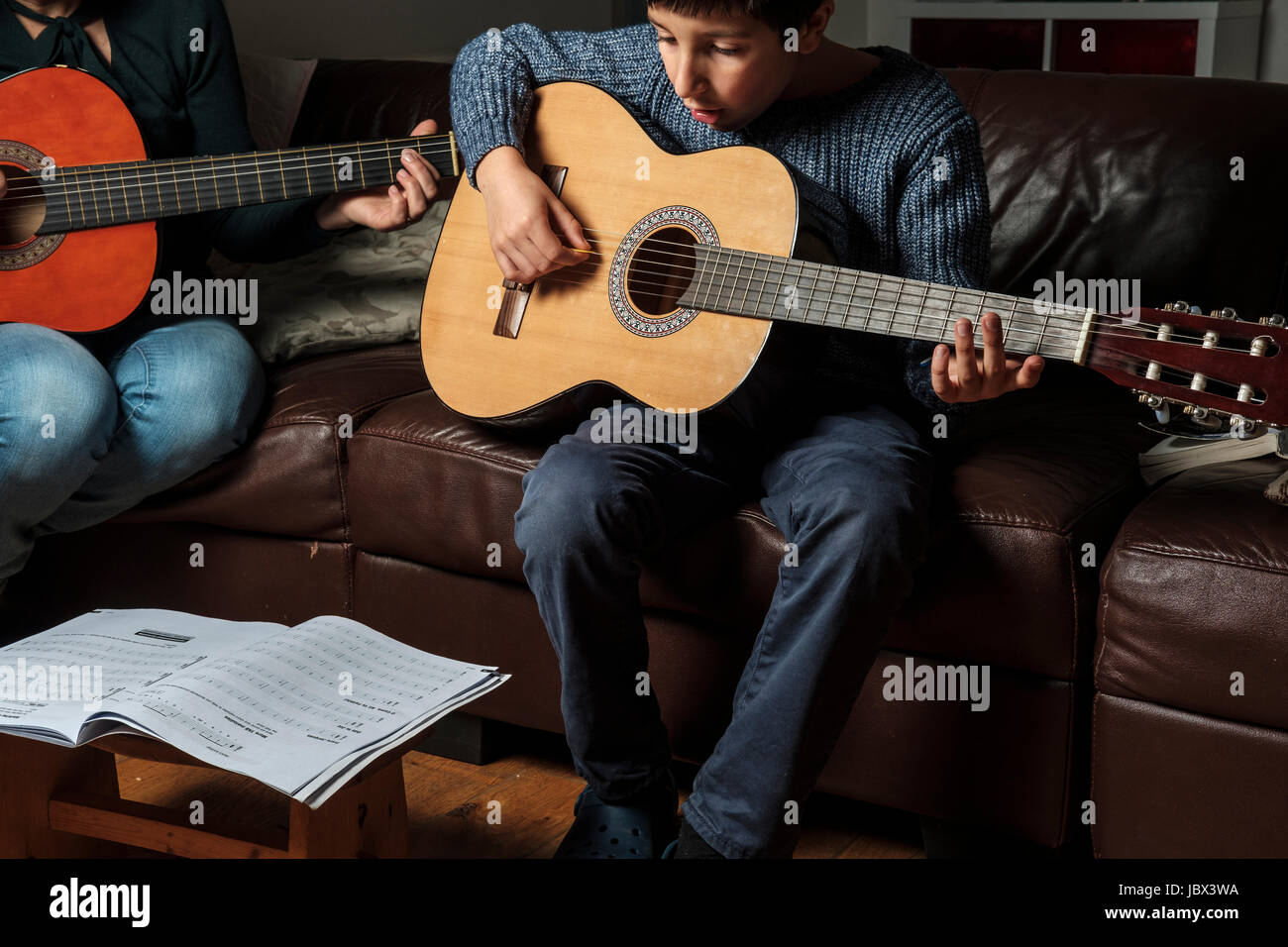 Vero e proprio lo stile di vita delle persone private della lezione di chitarra a casa,UK Foto Stock