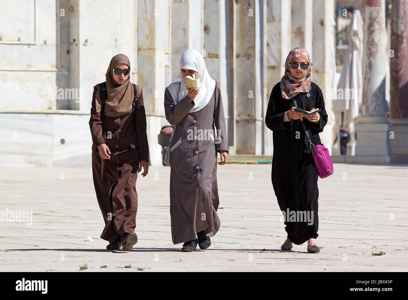 Donne arabe con vestiti tradizionali stanno visitando il Monte del Tempio  di Gerusalemme, Israele Foto stock - Alamy