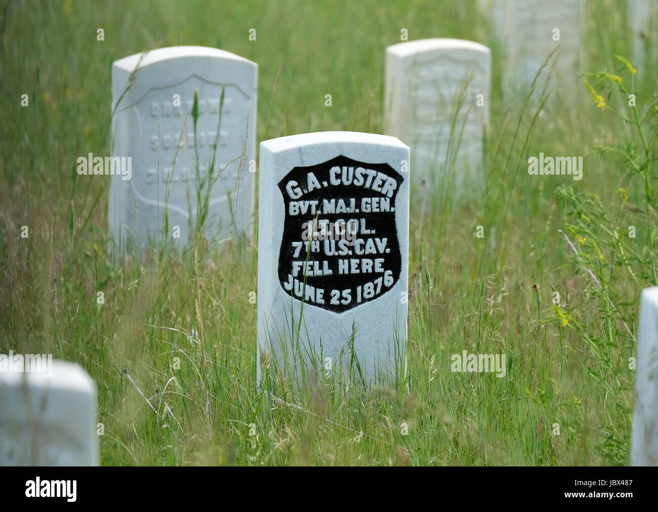 Una pietra di testa (nero) segna il punto in cui generale George Custer cadde in ultimo Stand Hill durante la battaglia di Little Bighorn, Montana il 25 luglio 1876. Foto Stock