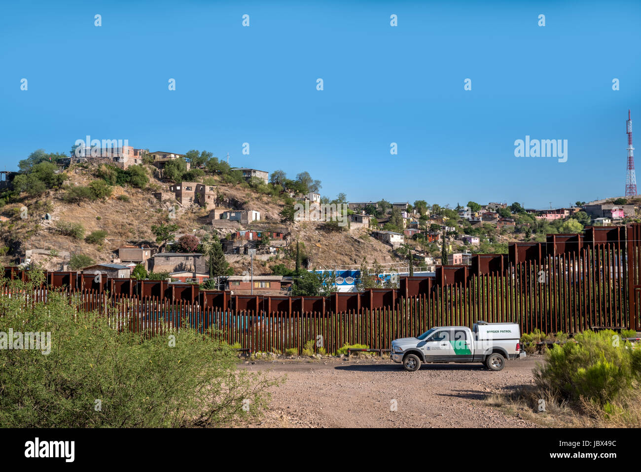 Pattuglia di Confine nella parte anteriore del recinto dividendo USA e Messico a Nogales, in Arizona, Stati Uniti; una questione di politica attuale e il dibattito Foto Stock