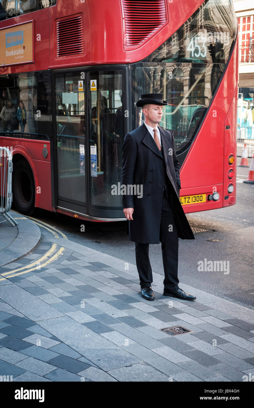 Formaly vestito hotel porter sul Regents Street,Londra,Inghilterra Foto Stock