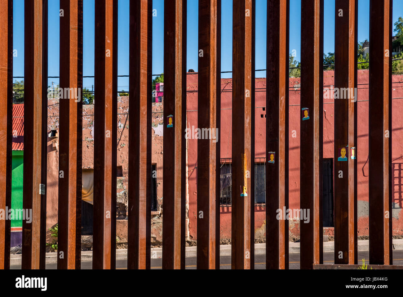 Confine internazionale tra Stati Uniti e Messico a Nogales, in Arizona; closeup di acciaio recinzione di confine Foto Stock