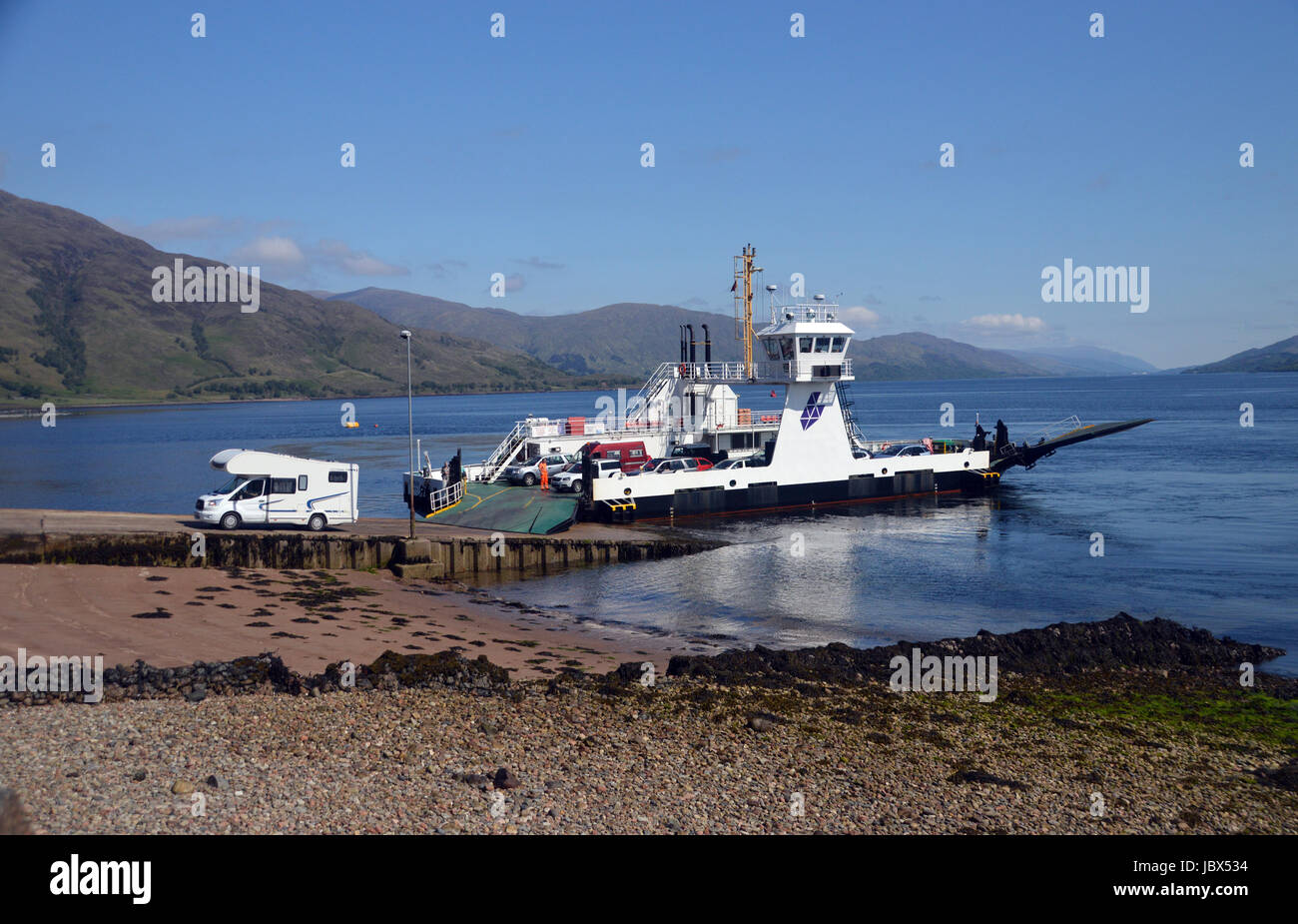Il Traghetto Corran Unlaoding Veicoli dopo aver attraversato il Corran si restringe dalla terraferma, Highlands scozzesi, Scozia,UK. Foto Stock