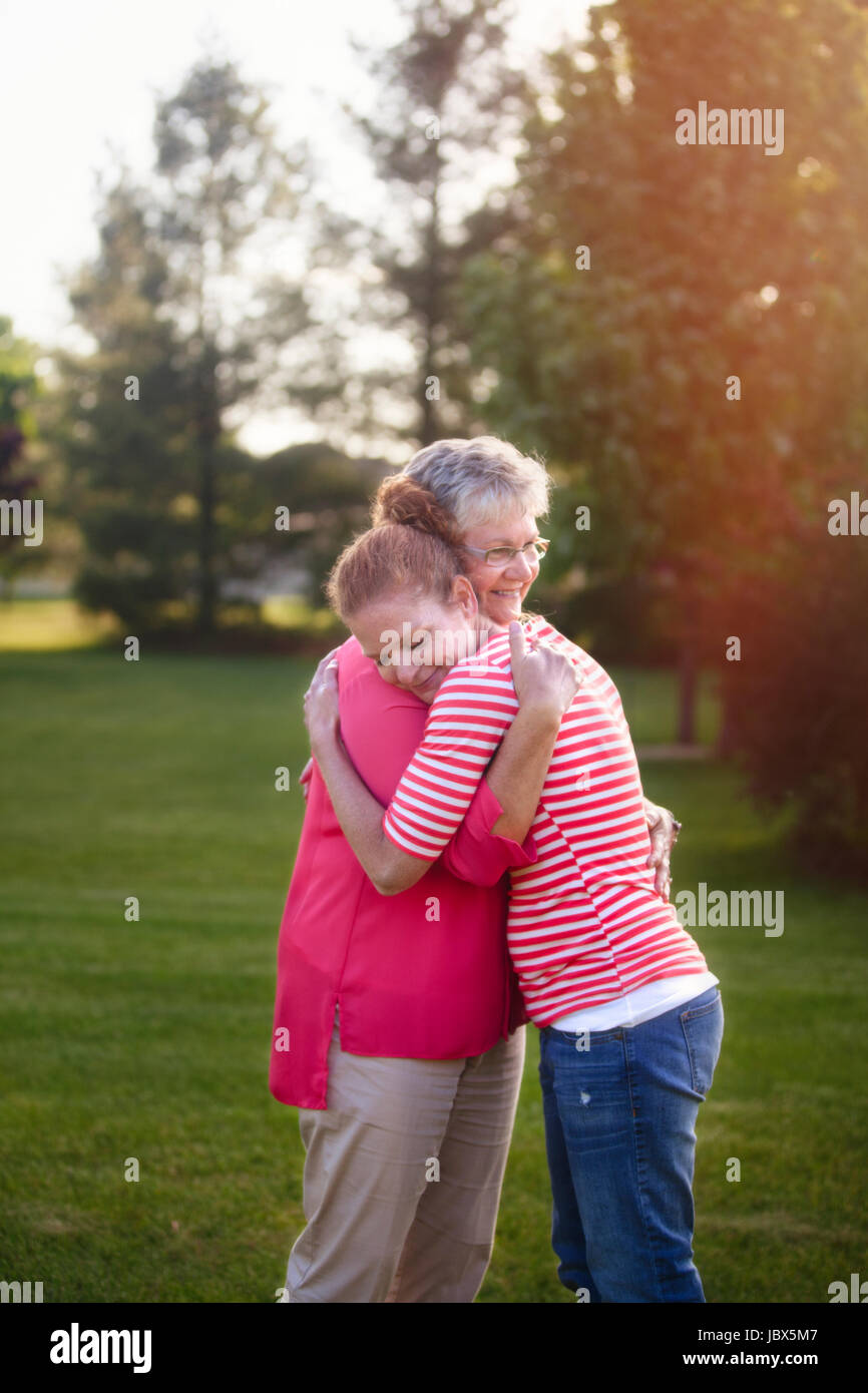 Ritratto di Madre e figlia adulta, avvolgente Foto Stock