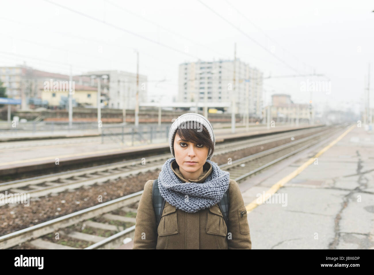 Ritratto di donna in knit hat sulla piattaforma ferroviaria Foto Stock