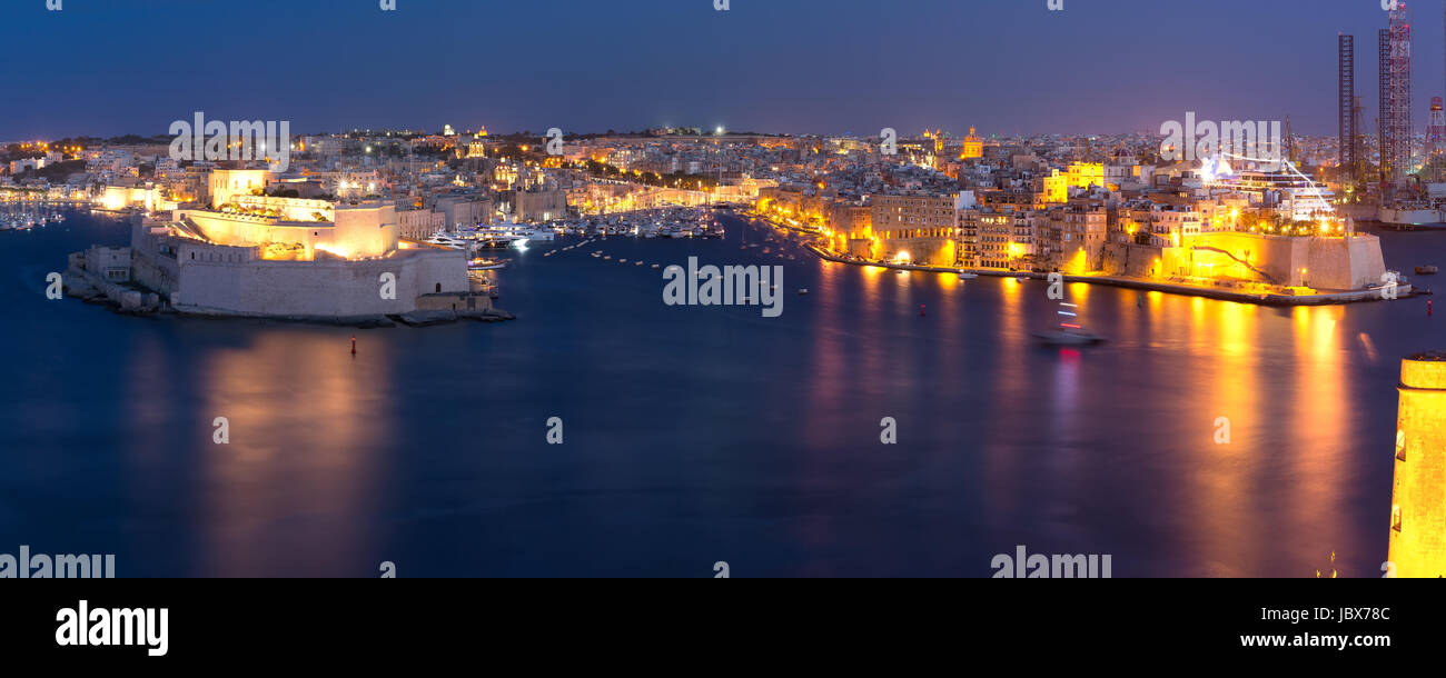 Tre città come si vede da Valletta di notte, Malta Foto Stock