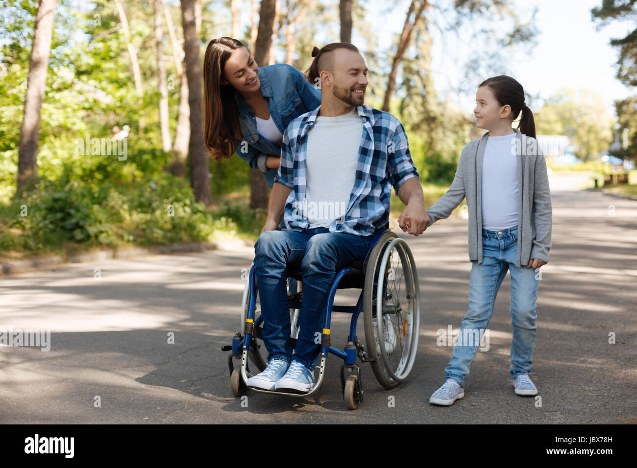 Positiva la famiglia felice di andare a fare una passeggiata Foto Stock