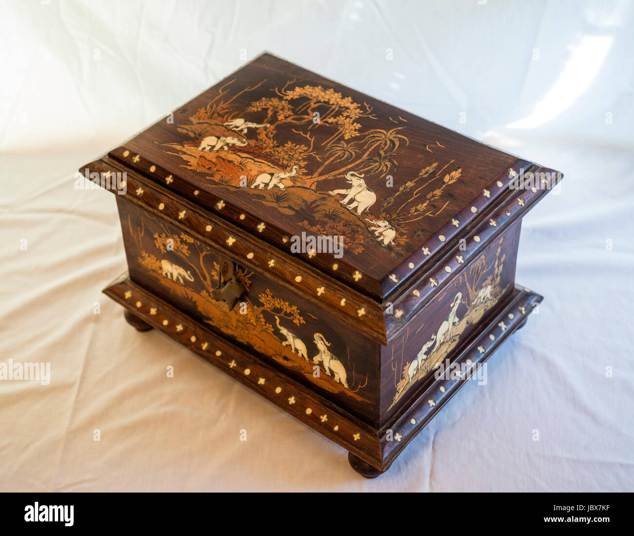 Artigianali a scatola di legno nei primi anni del XX secolo da India con intarsi in avorio figure Foto Stock