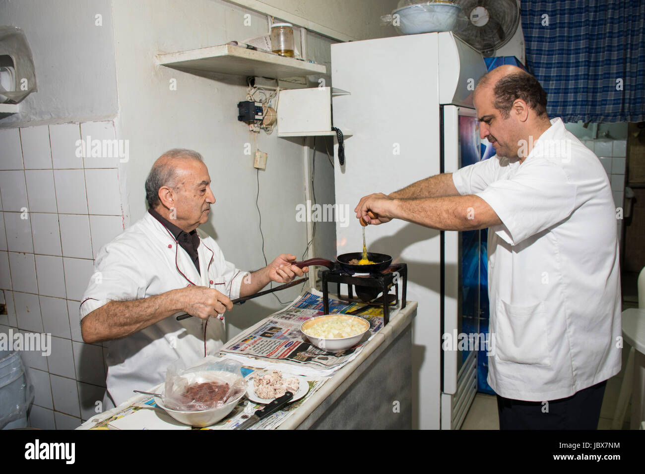 Lo Chef lavora in un ristorante di cucina Beirut Libano Medio Oriente Foto Stock