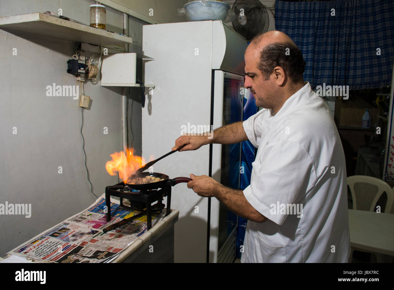 Lo Chef lavora in un ristorante di cucina Beirut Libano Medio Oriente Foto Stock