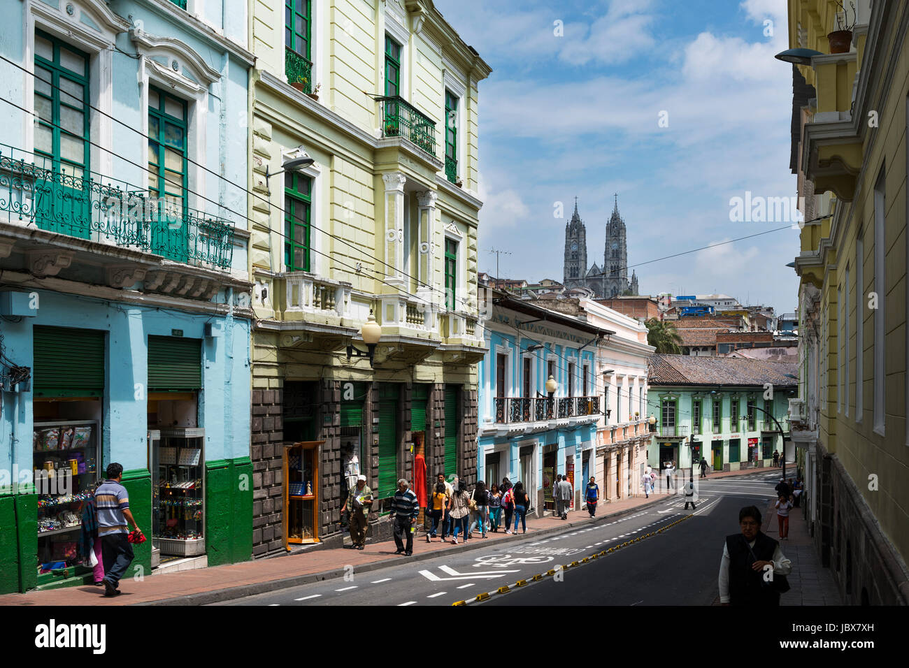 Quito, Ecuador - 30 Gennaio 2014: la gente in una strada del centro storico della città di Quito in Ecuador, con la Basilica del Voto Nazionale o Foto Stock