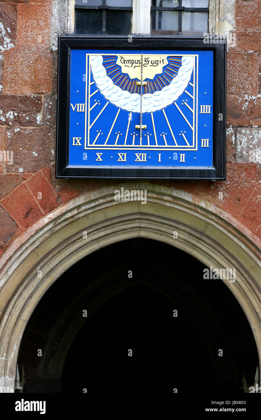 Pic da Mark Passmore. 11/06/2017 Dettaglio di Sun Dial a Crediton Chiesa Parrocchiale, formalmente la Chiesa di Santa Croce e la madre di Lui che hanno appeso Th Foto Stock