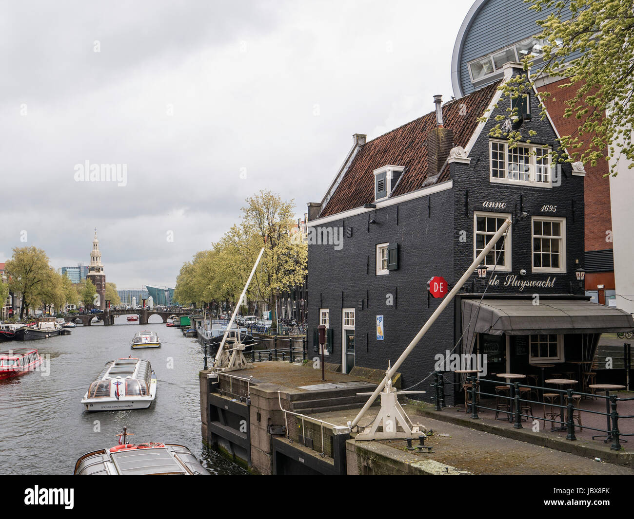 Gracht Oudeschans, Café de Sluyswacht, Jodenbreestraat 1, Amsterdam, provincia Olanda Settentrionale, Paesi Bassi Foto Stock