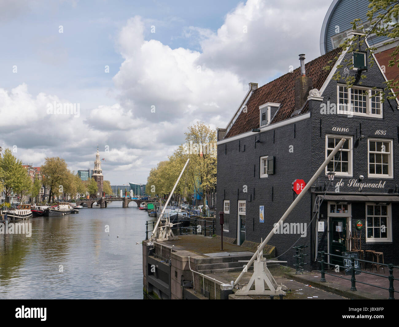 Gracht Oudeschans, Café de Sluyswacht, Jodenbreestraat 1, Amsterdam, provincia Olanda Settentrionale, Paesi Bassi Foto Stock