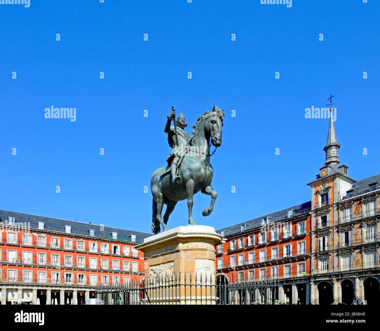 Madrid, Spagna. Plaza Mayor. Statua equestre in bronzo (1616) di Philip (Felipe) III Foto Stock