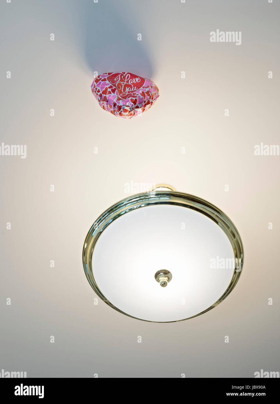 Palloncino indicando I Love U scampati a un ufficio a soffitto. Foto Stock