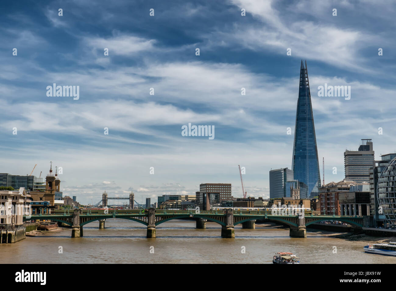 Il Tamigi con la Shard, London REGNO UNITO Foto Stock