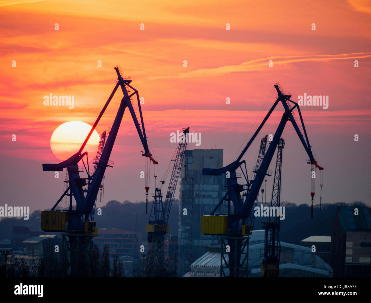 Vista sul cantiere navale Blohm + Voss da Plaza di Concert hall Elbphilharmonie, Amburgo, Germania Foto Stock
