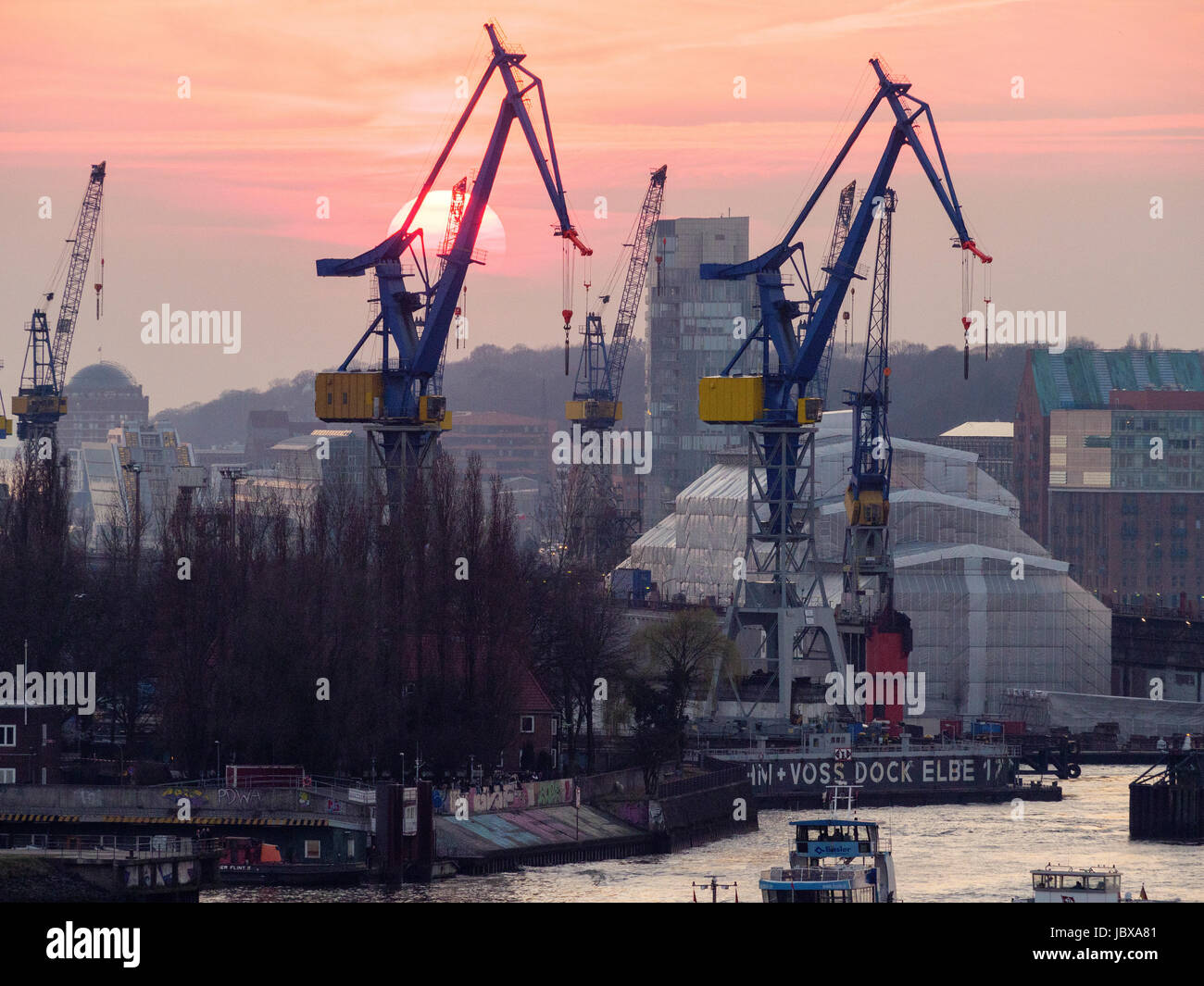 Vista sul cantiere navale Blohm + Voss da Plaza di Concert hall Elbphilharmonie, Amburgo, Germania Foto Stock