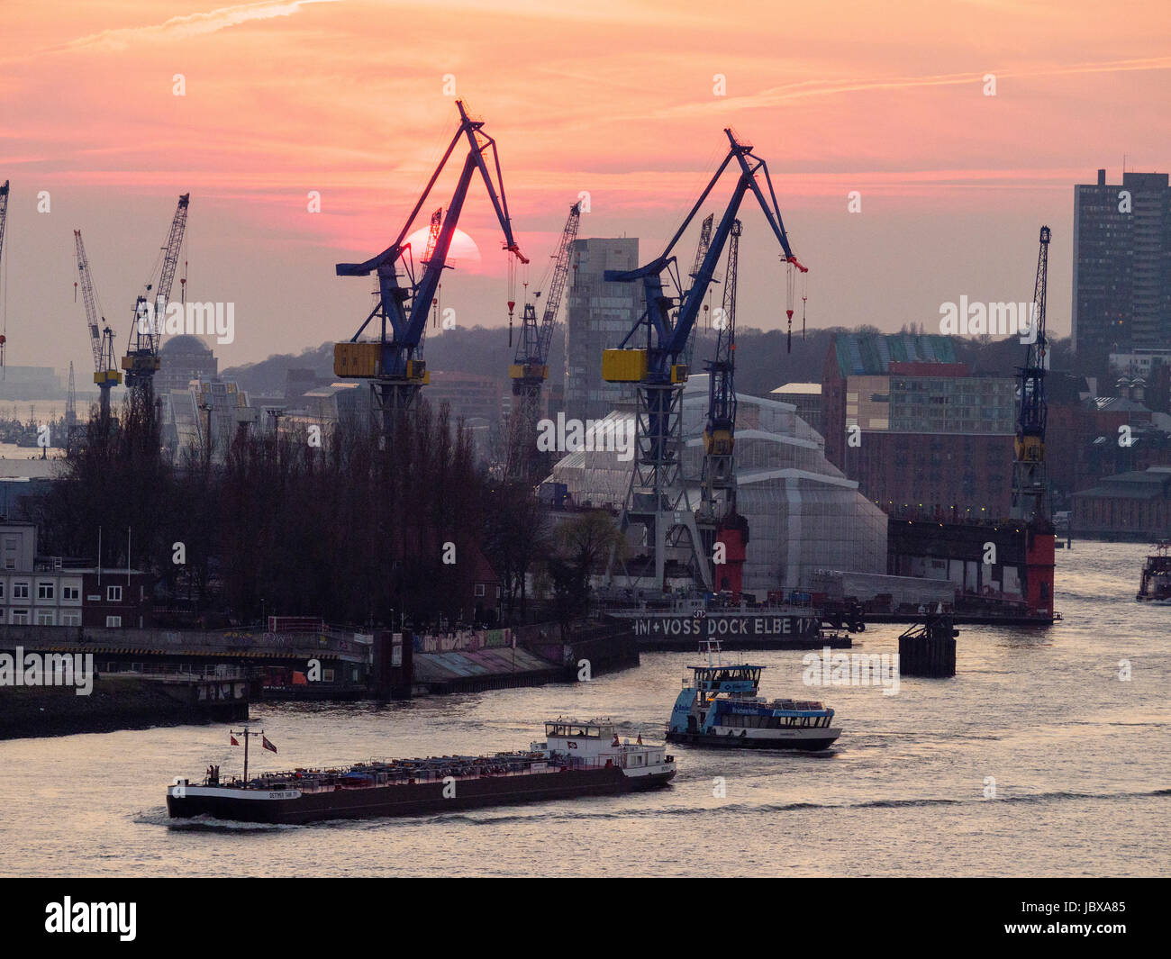 Vista sul cantiere navale Blohm + Voss da Plaza di Concert hall Elbphilharmonie, Amburgo, Germania Foto Stock