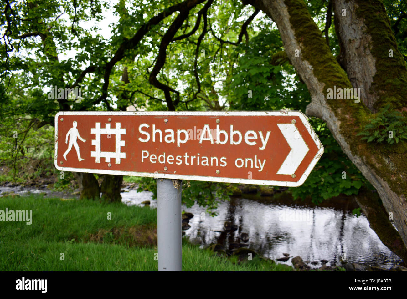 Il National Trust sentiero segno di Shap Abbey Foto Stock