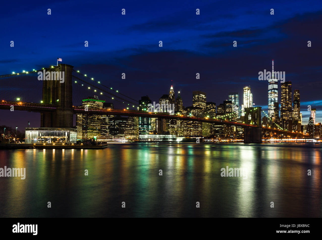 Il Ponte di Brooklyn e Manhattan al crepuscolo, New York Foto Stock