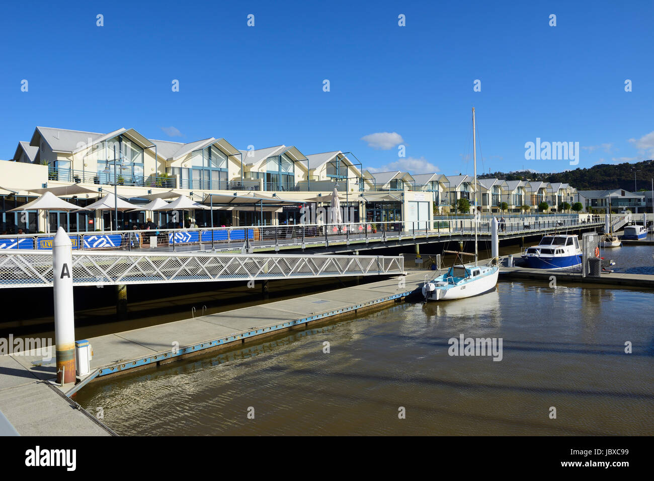 Yacht e barche ormeggiate nel porto Marina sul lato nord del fiume Esk a Launceston in Tasmania, Australia Foto Stock