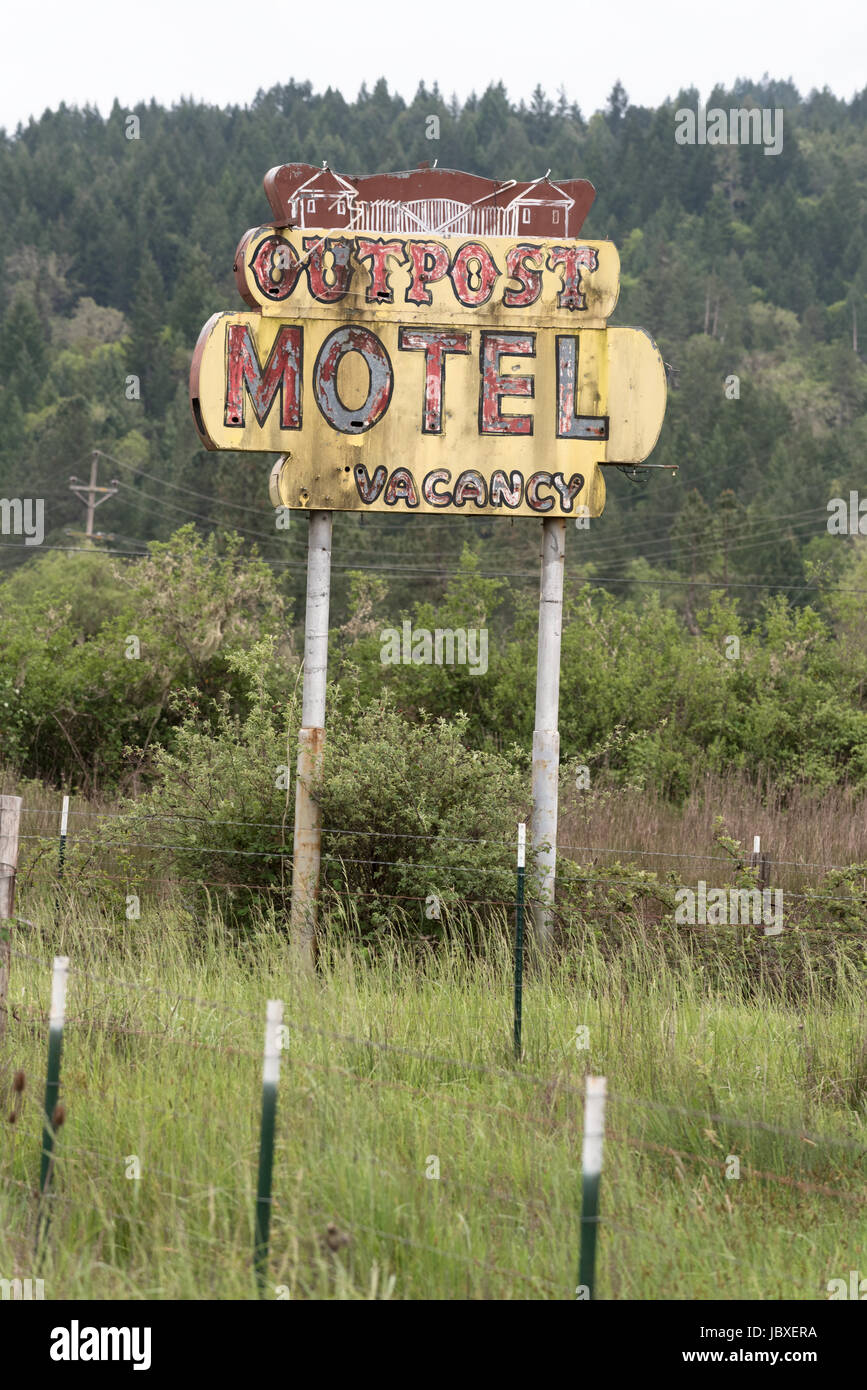 Motel vecchio segno in Mendocino County, California. Foto Stock