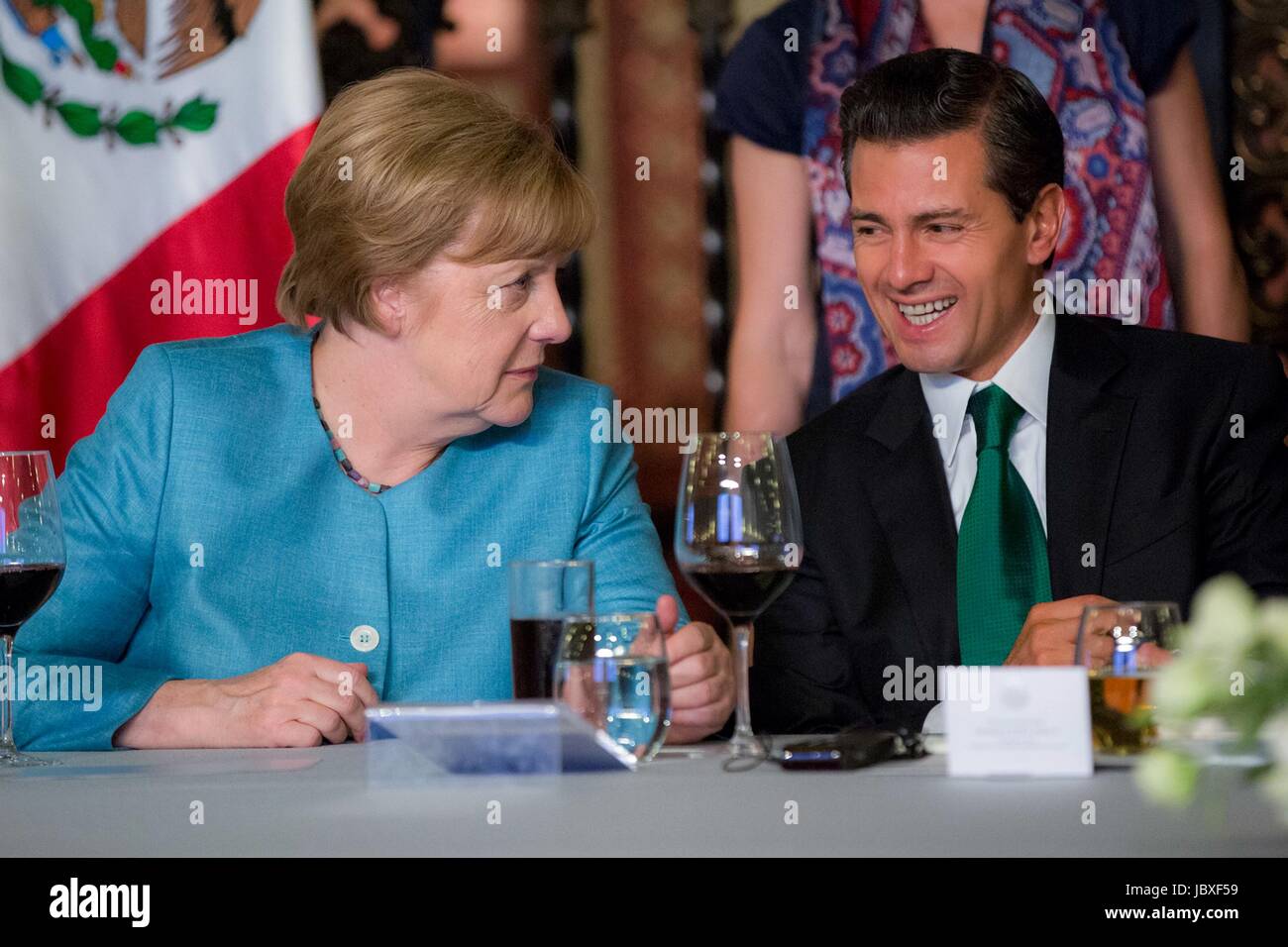 Il cancelliere tedesco Angela Merkel e il presidente messicano Enrique Peña Nieto, a destra prima di una dichiarazione comune a seguito della loro incontri bilaterali al Palazzo Nazionale di Los Pinos 9 giugno 2017 a Città del Messico. Foto Stock