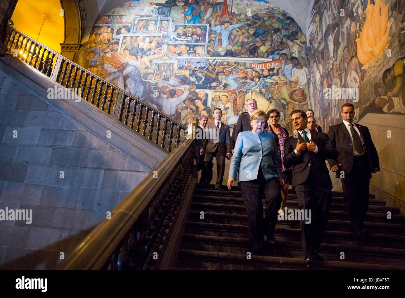 Il Presidente messicano Enrique Peña Nieto ricorda i murali per il Cancelliere tedesco Angela Merkel durante un tour del Palazzo Nazionale di Los Pinos 9 giugno 2017 a Città del Messico. Foto Stock