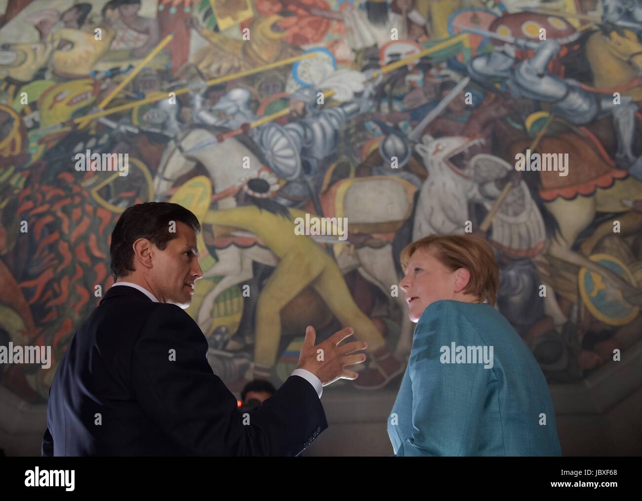 Il Presidente messicano Enrique Peña Nieto ricorda i murali per il Cancelliere tedesco Angela Merkel durante un tour del Palazzo Nazionale di Los Pinos 9 giugno 2017 a Città del Messico. Foto Stock